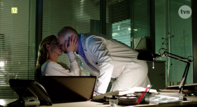 	Lekarze 5 sezon odc. 4 (odc. 56). Iza (Katarzyna Warnke), Piotr (Szymon Bobrowski)