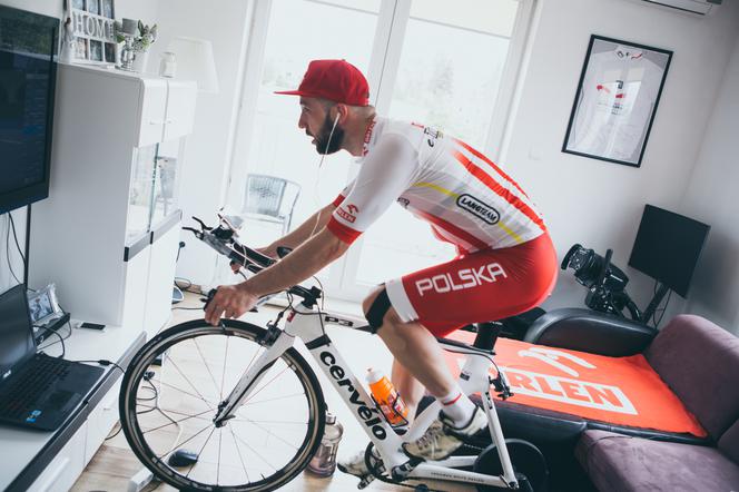 Kolarze dojechali do półmetka.  ORLEN e-Tour de Pologne Amatorów przyciąga rosnącą rzeszę uczestników
