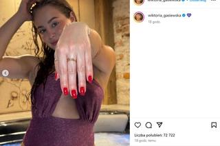 Wiktoria Gąsiewska wygina się w basenie