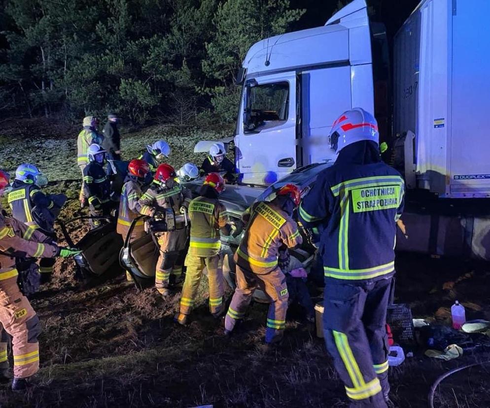 Tragedia na S10 w Toruniu. Tir roztrzaskał osobówkę. Dwie osoby nie żyją, jedna ranna