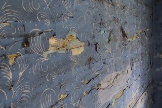 Zabytkowa chałupa powstała jeszcze za cesarza Franciszka Józefa. Drogowcy musieli ją przenieść w inne miejsce