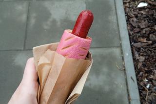 Różowy hot-dog w Żabce na Walentynki
