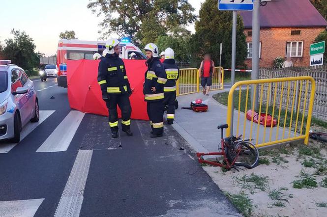 Koszmarny wypadek w Mierzynowie. Rowerzysta wjechał wprost pod samochód. Nie udało się go uratować