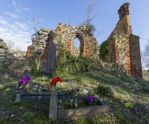 Magiczne miejsce w malutkiej wsi na Warmii i Mazurach. Stoją tam ruiny sprzed 700 lat