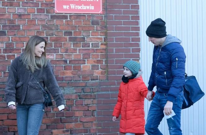 Pierwsza miłość. Marta (Honorata Witańska), więzień Adam (Krzysztof Suszek), Ada (Pola Boczkowska-Kieca)