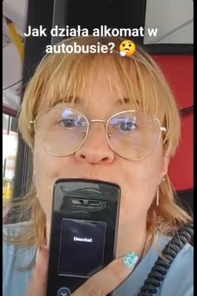  Jamnik za 799 złotych! Kierowczyni autobusu w Warszawie ukarana za maskotkę na szybie. „Chcę walczyć z tym absurdem”