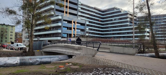 Kładką z Jurowieckiej na Włókienniczą