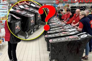 Tajemnicze wózki w Auchan! Klienci kupują kota w worku. Co jest w środku?
