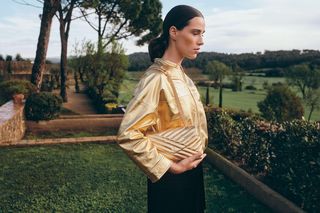 Skóra latem – jak ją stylizować?  Przewodnik po letnim noszeniu skórzanych elementów garderoby