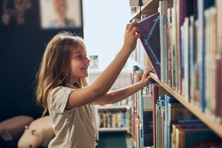 Lektury szkolne 6 klasa. Które książki dzieci będą czytać w tym roku szkolnym?