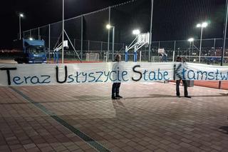 Donald Tusk odwiedził mieszkańców Jagodna. Ponad połowa odbiła się od drzwi