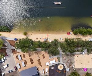 Oprócz plaży do dyspozycji mieszkańców są również m.in. plac zabaw i boisko do siatkówki_fot. Kamil Kalkowski.