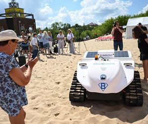 Autonomiczny robot będzie czyścił plażę w Gdańsku. BeBot będzie kopał w piasku i przesiewał śmieci