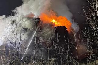 Ogromy pożar we Fromborku. Płonęło kilkaset sztuk kostek słomy [ZDJĘCIA]