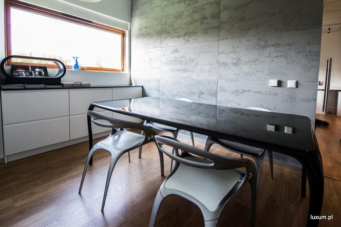 Beton architektoniczny - płyty betonowe na ścianie LUXUM