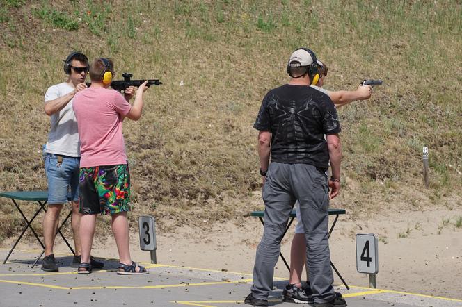 Piknik strzelecki w Bydgoszczy. Tłumy miłośników broni na strzelnicy garnizonowej [ZDJĘCIA]