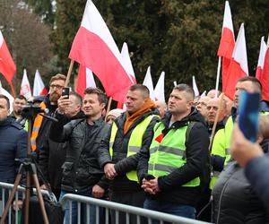 Protest rolników 20 marca przed Lubelskim Urzędem Wojewódzkim w Lublinie