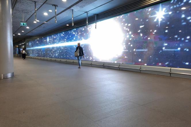 Ściana ze szkła medialnego w podziemiach warszawskiego metra