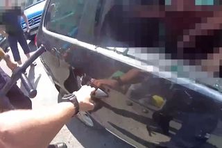 25-latek utknął w rozgrzanym samochodzie i wołał o pomoc. Policjanci musieli rozbić szybę