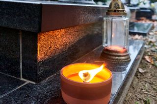 Ekologiczne znicze nagrobne –  te zalewane gliniane i ceramiczne są bardziej eko niż tzw. lampiony