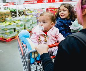 To prosta droga do kolejnej infekcji. Pediatra apeluje, by nie robić tego dziecku w markecie