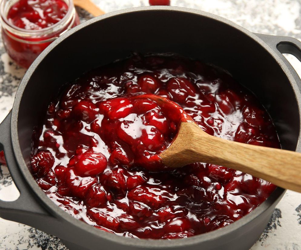 Domowa konfitura z wiśni: jak zrobić? Łatwy przepis na konfiturę wiśniową