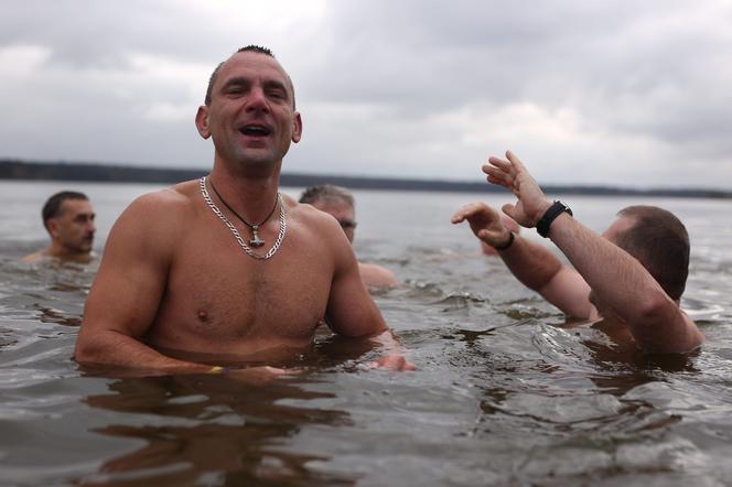 Było gorąco! Lubelskie morsy dały pierwszego w tym roku nura