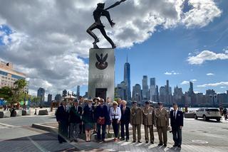 Moment zadumy w Jersey City. Polonia uczciła ofiary pod Pomnikiem Katyńskim