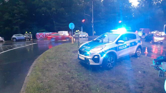 Potworny wypadek w Pilawie  pod Piasecznem. Jedna osoba nie żyje