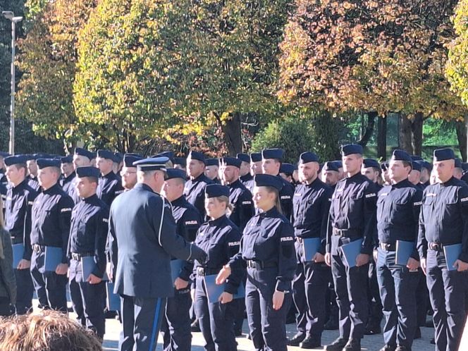 Uroczyste zakończenie szkolenia policyjnego w Katowicach. Ponad 200 nowych policjnatów