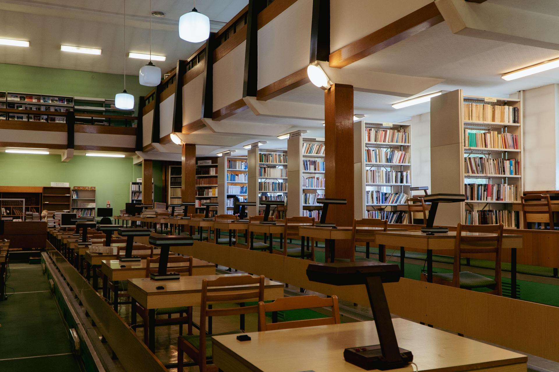 Biblioteka Uniwersytetu Opolskiego - zdjęcia. Zobacz zachowane wnętrza z lat 70.