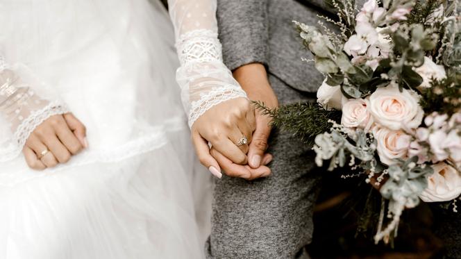 Kiedy będzie można wziąć ślub w 2021? W Polsce będą się odbywać... nielegalne wesela?! 