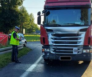 Śmiertelny wypadek pod Wieluniem! 62-latek ofiarą zderzenia trzech pojazdów [ZDJĘCIA].