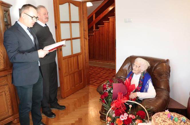 Ma 100 lat, 24 wnucząt i 25 prawnucząt. Pogratulował jej Morawiecki