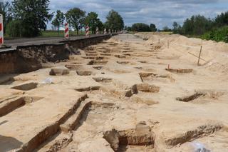 Niezwykłe odkrycie w czasie remontu DK 66! Drogowcy trafili na 130 grobów sprzed 500 lat!