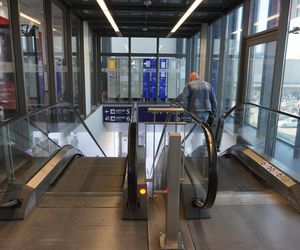 Niedziałające schody na dworcu w Poznaniu