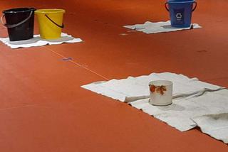 Dziurawy dach na sali gimnastycznej w Rudzie Śląskiej. Dzieci ćwiczą w deszczu? [ZDJĘCIA]