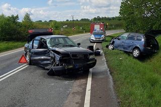 Czołowe zderzenie na DK19. Pięć osób rannych, w tym dzieci