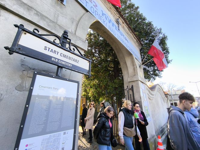 Słoneczna pogoda sprzyjała. 32. Kwesta Na Odnowę Zabytków Starego Cmentarza w Tarnowie