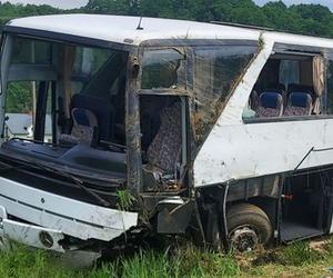 Autobus z dziećmi wyleciał z trasy. Liczba rannych w wywpadku Roztoce wzrosła