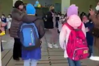 TAK dzieci przywitały nowych uczniów z Ukrainy! Wzruszające nagranie podbija internet! [WIDEO]
