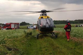 BMW wypadło z drogi i wjechało w grupę nastolatków! Dwóch z nich walczy o życie [ZDJĘCIA]
