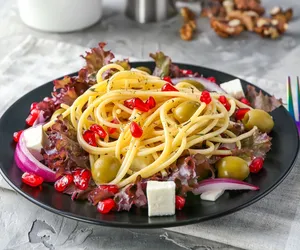 Do makaronu dodaj boczniaki, tofu i ziarna granatu. Ten wege obiad zachwyci każdego