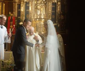 Posłowie Moskal i Kanthak na ślubnym kobiercu. Takie garnitury wybrali