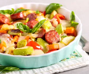 Wiejska blaszka z kiełbasą, papryką i cukinią. Sycąca rodzinna uczta na każdą kieszeń