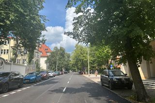 Zmiany na Kopernika. Kierowcy parkują na jezdni