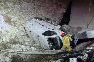 Bus w rowie na S5 niedaleko Rawicza. Strażacy wydostali kierowcę