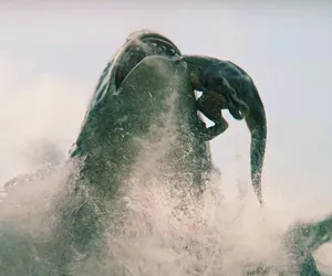 Wielki rekin kontra… T-Rex. “Meg 2” zapowiada się na wyborne kino [WIDEO]