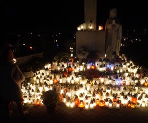 Tak wyglądał dzień Wszystkich Świętych po zmroku! Zaglądamy na cmentarz na bydgoskich Bielawach