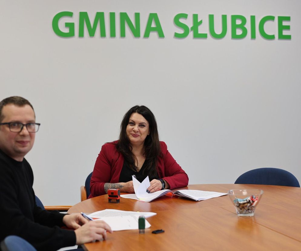 Podpisanie umowy na przebudowę chodnika i ścieżki rowerowej